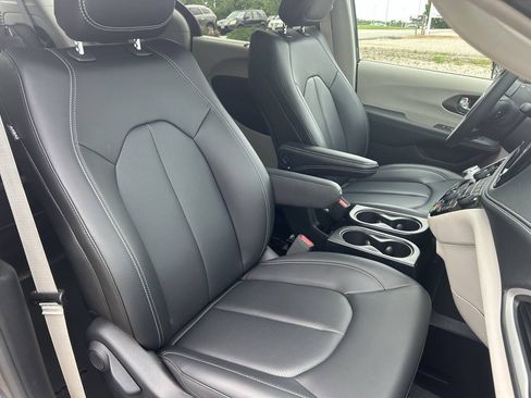 Used 2023 Chrysler Pacifica Touring-L FWD image 27