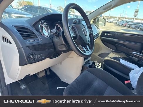Used 2018 Dodge Grand Caravan SE w/ UConnect Hands-Free Group image 17