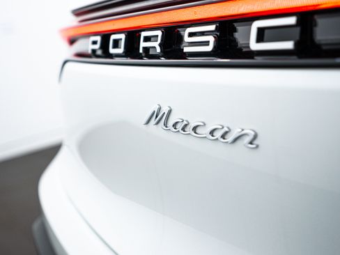 Certified 2025 Porsche Macan image 25