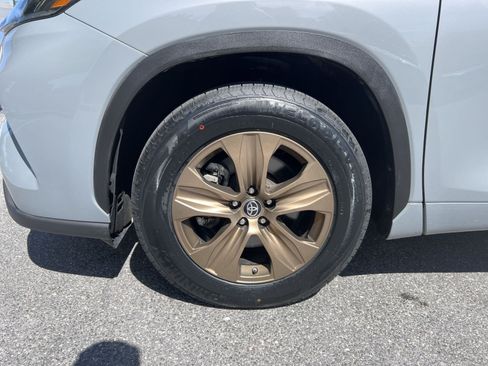 Used 2023 Toyota Highlander Bronze Edition FWD image 12