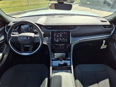 New 2025 Jeep Grand Cherokee L Laredo image 3