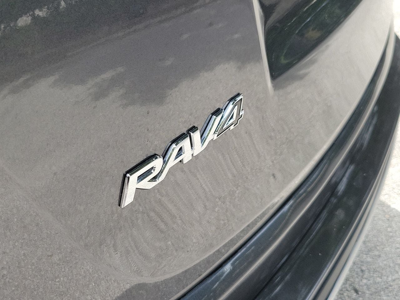 Used 2018 Toyota RAV4 XLE FWD image 6