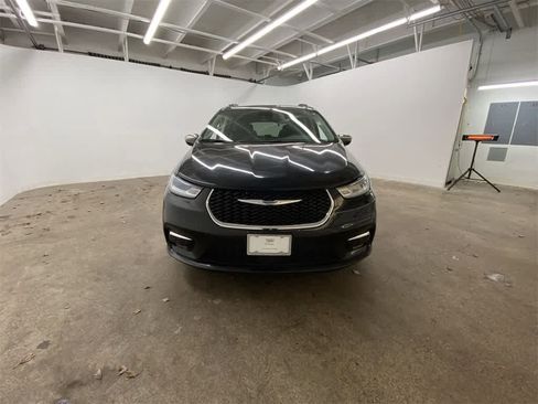 Used 2023 Chrysler Pacifica Limited image 9