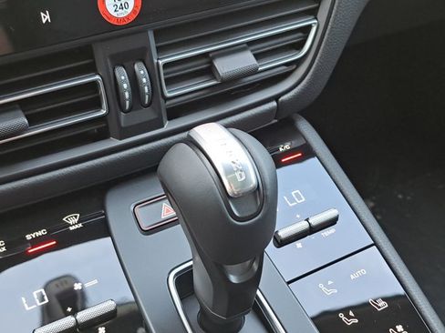 Used 2026 Porsche Macan AWD/4WD image 35