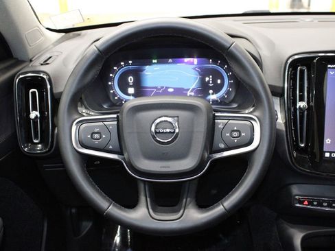 Used 2025 Volvo XC40 B5 Plus image 27