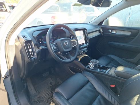 Used 2023 Volvo XC40 B5 Plus image 7