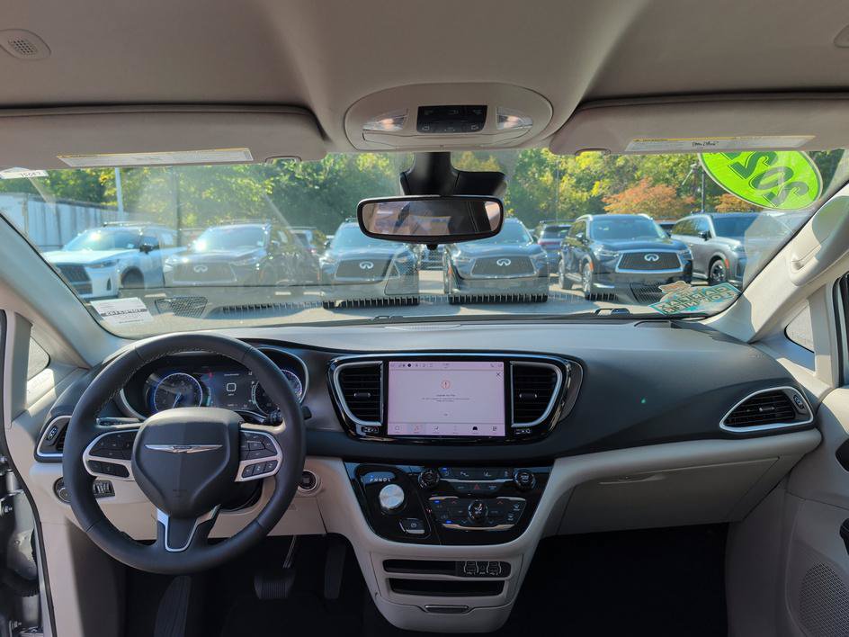 Used 2024 Chrysler Pacifica Touring-L FWD image 11
