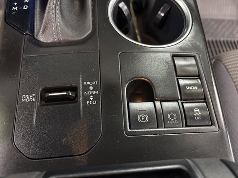 Used 2023 Toyota Highlander LE FWD image 21