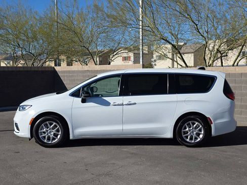 Certified 2024 Chrysler Pacifica Touring-L image 6