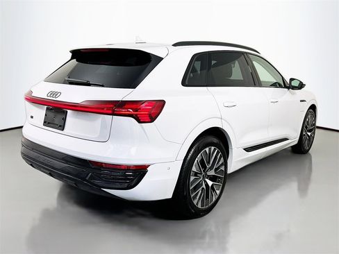 Used 2024 Audi Q8 e-tron Premium Plus image 7