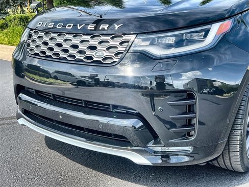 Certified 2025 Land Rover Discovery Metropolitan Edition image 9