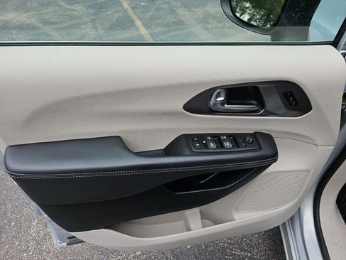 Used 2023 Chrysler Pacifica Touring-L FWD image 18