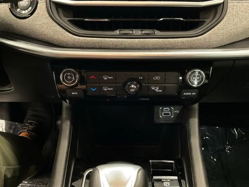 Used 2025 Jeep Compass Latitude AWD/4WD image 18