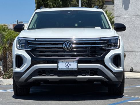 New 2025 Volkswagen Atlas Peak Edition SE image 3