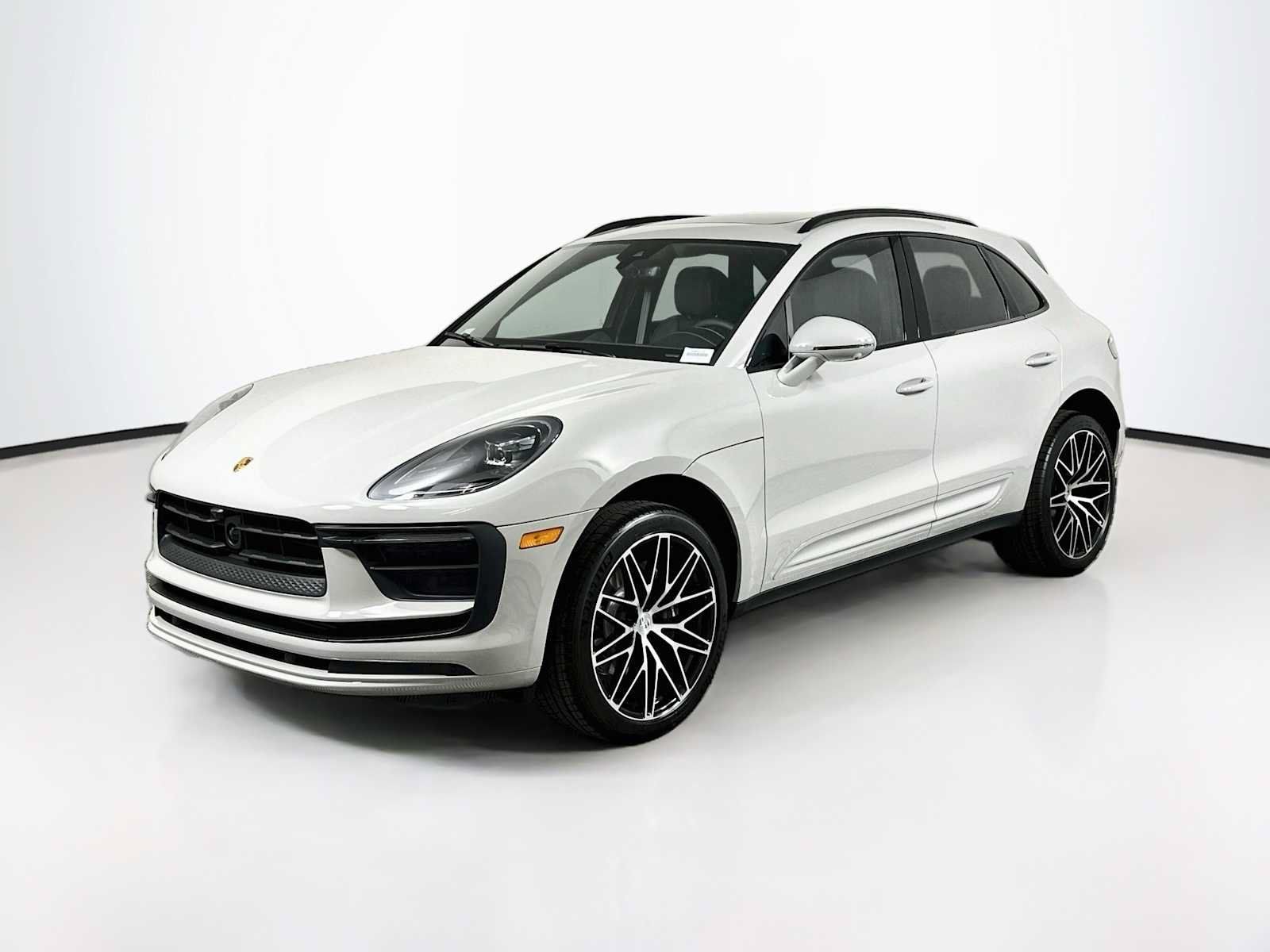 Certified 2025 Porsche Macan AWD/4WD image 1