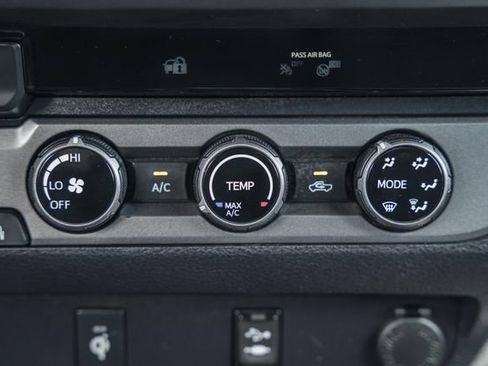 Used 2018 Toyota Tacoma TRD Off-Road w/ Four Season Floor Mat Package AWD/4WD image 25