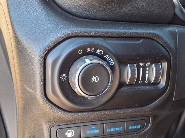 Used 2022 Jeep Wrangler Unlimited Sahara AWD/4WD image 14