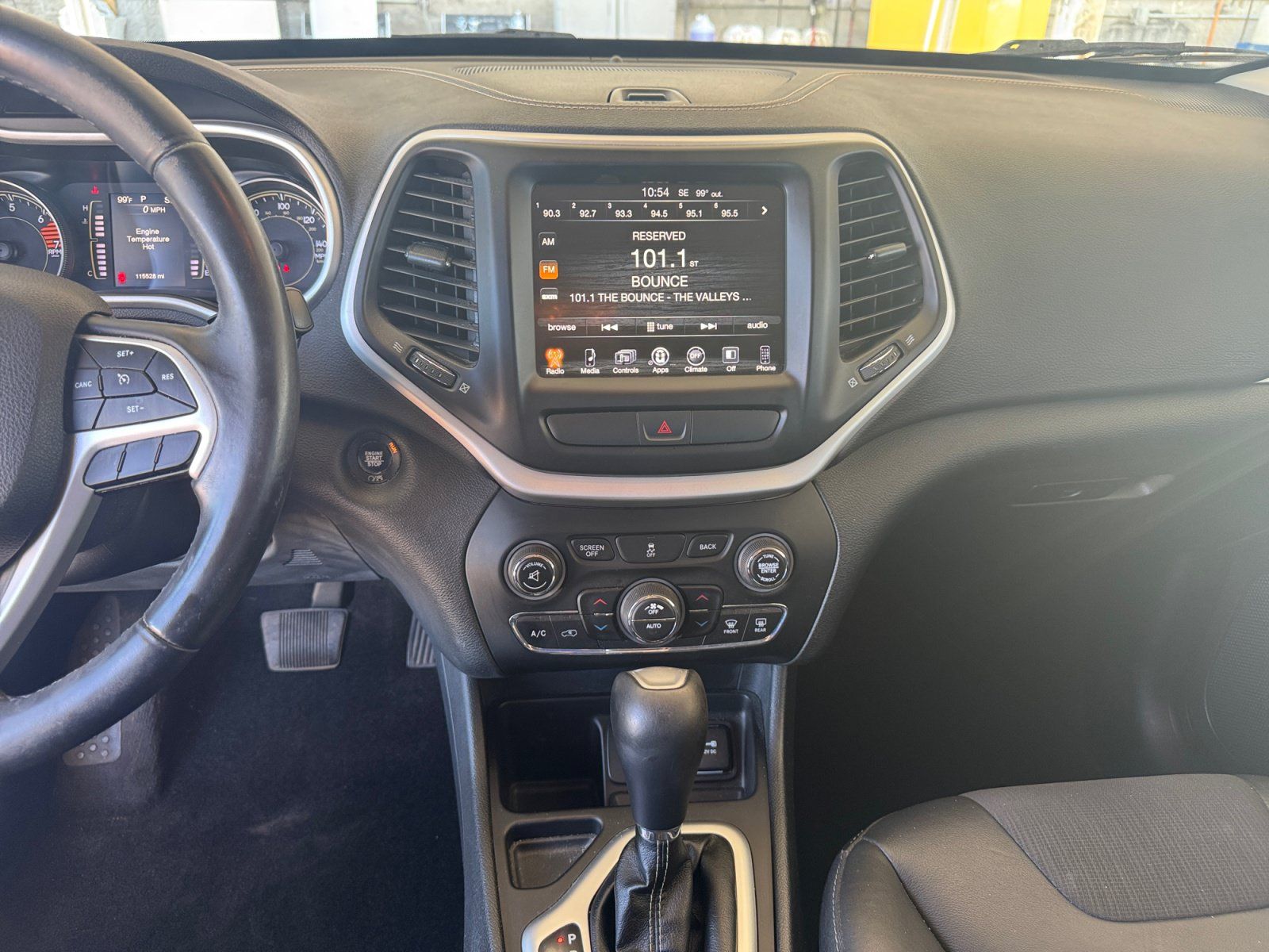 Used 2018 Jeep Cherokee Latitude Plus w/ Comfort/Convenience Group FWD image 21