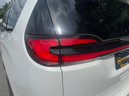Used 2025 Chrysler Pacifica Select AWD/4WD image 9