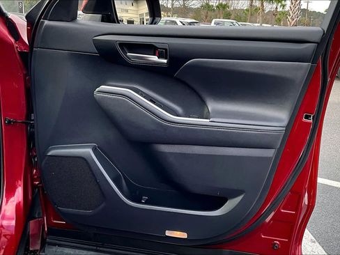 Used 2020 Toyota Highlander XLE image 22