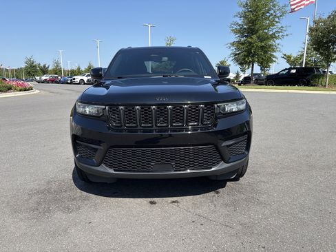 Used 2023 Jeep Grand Cherokee Altitude RWD image 3