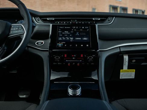 New 2025 Jeep Grand Cherokee Laredo w/ Luxury Tech Group I image 17