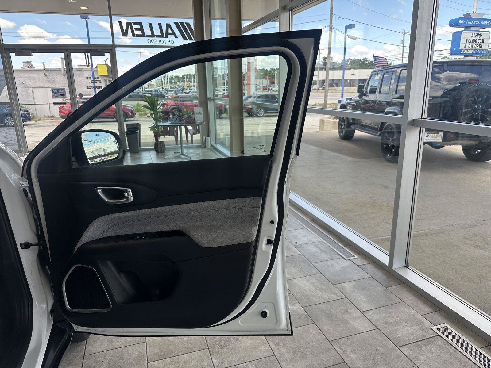 Used 2023 Jeep Compass Latitude AWD/4WD image 20