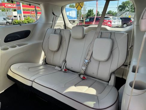 Used 2020 Chrysler Pacifica Limited FWD image 34