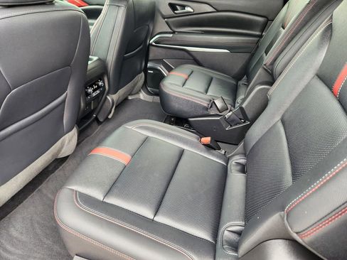 Used 2024 Chevrolet Traverse RS FWD image 30