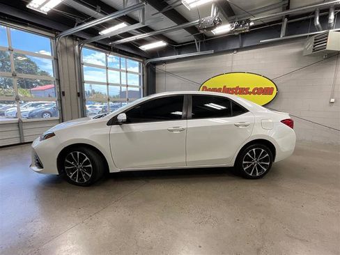 Used 2019 Toyota Corolla SE FWD image 2