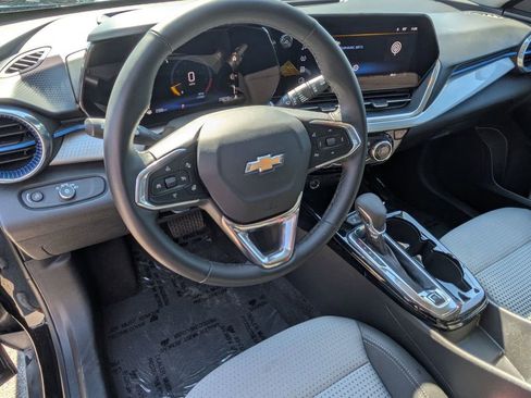 Used 2025 Chevrolet Trax LT w/ LT Convenience Package image 11