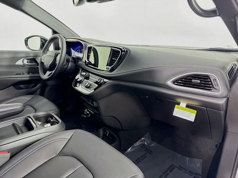 New 2027 Chrysler Pacifica Select FWD image 29
