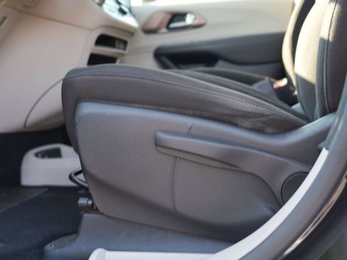 Used 2020 Chrysler Voyager L FWD image 13