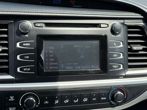 Used 2015 Toyota Highlander LE AWD/4WD image 23