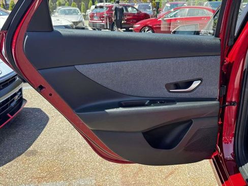 Certified 2025 Hyundai Elantra Limited FWD image 10