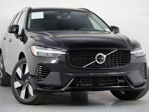 Used 2025 Volvo XC60 T8 Plus w/ Climate Package PRO image 4