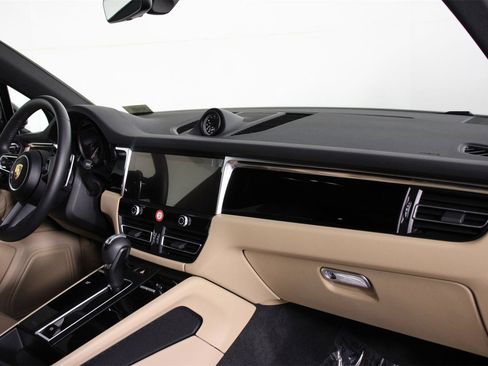 Certified 2025 Porsche Macan image 24