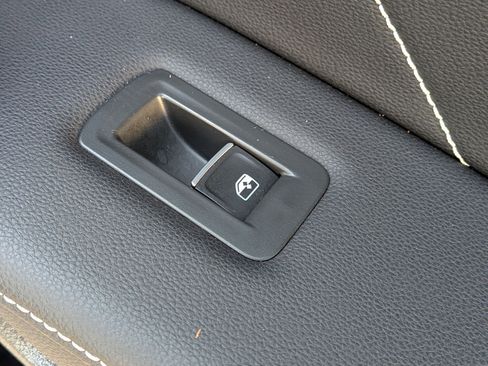 Used 2022 Volkswagen Tiguan SE image 36