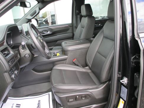 Used 2023 Chevrolet Suburban LT w/ Luxury Package image 19