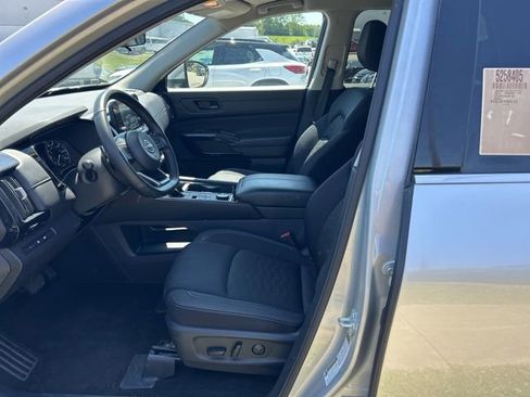 Used 2025 Nissan Pathfinder SV AWD/4WD image 7