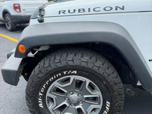 Used 2015 Jeep Wrangler Unlimited Rubicon w/ Connectivity Group AWD/4WD image 16