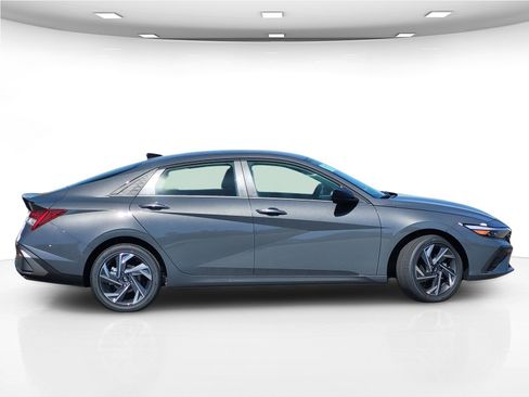 New 2025 Hyundai Elantra SEL image 9