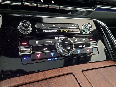 Certified 2024 Lincoln Navigator Reserve AWD/4WD image 17