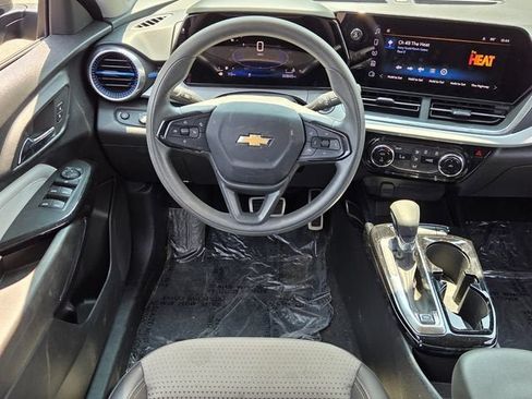 Used 2024 Chevrolet Trax LT FWD image 12