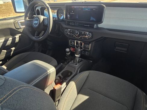 Used 2025 Jeep Wrangler Willys image 25