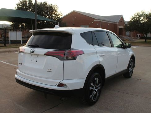 Used 2018 Toyota RAV4 LE image 10