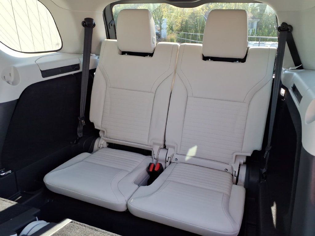 Certified 2025 Land Rover Discovery S AWD/4WD image 27