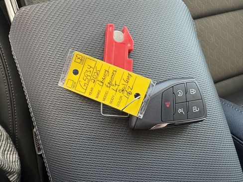 Used 2025 Chevrolet Equinox LT w/ Convenience Package II image 24