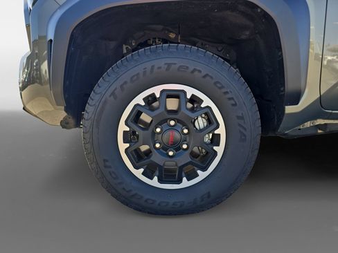 Certified 2025 Toyota Tacoma TRD Off-Road AWD/4WD image 14