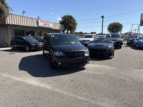 Used 2019 Dodge Grand Caravan SXT w/ Driver Convenience Group FWD image 3